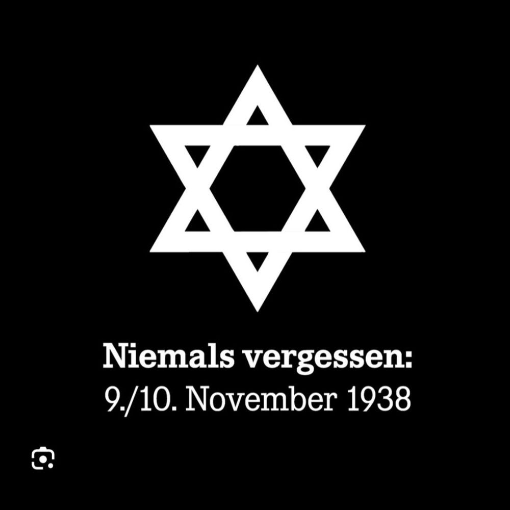 Weißer Davidstern auf schwarzem Hintergrund, darunter steht: Niemals vergessen, 9. und 10. November 1938