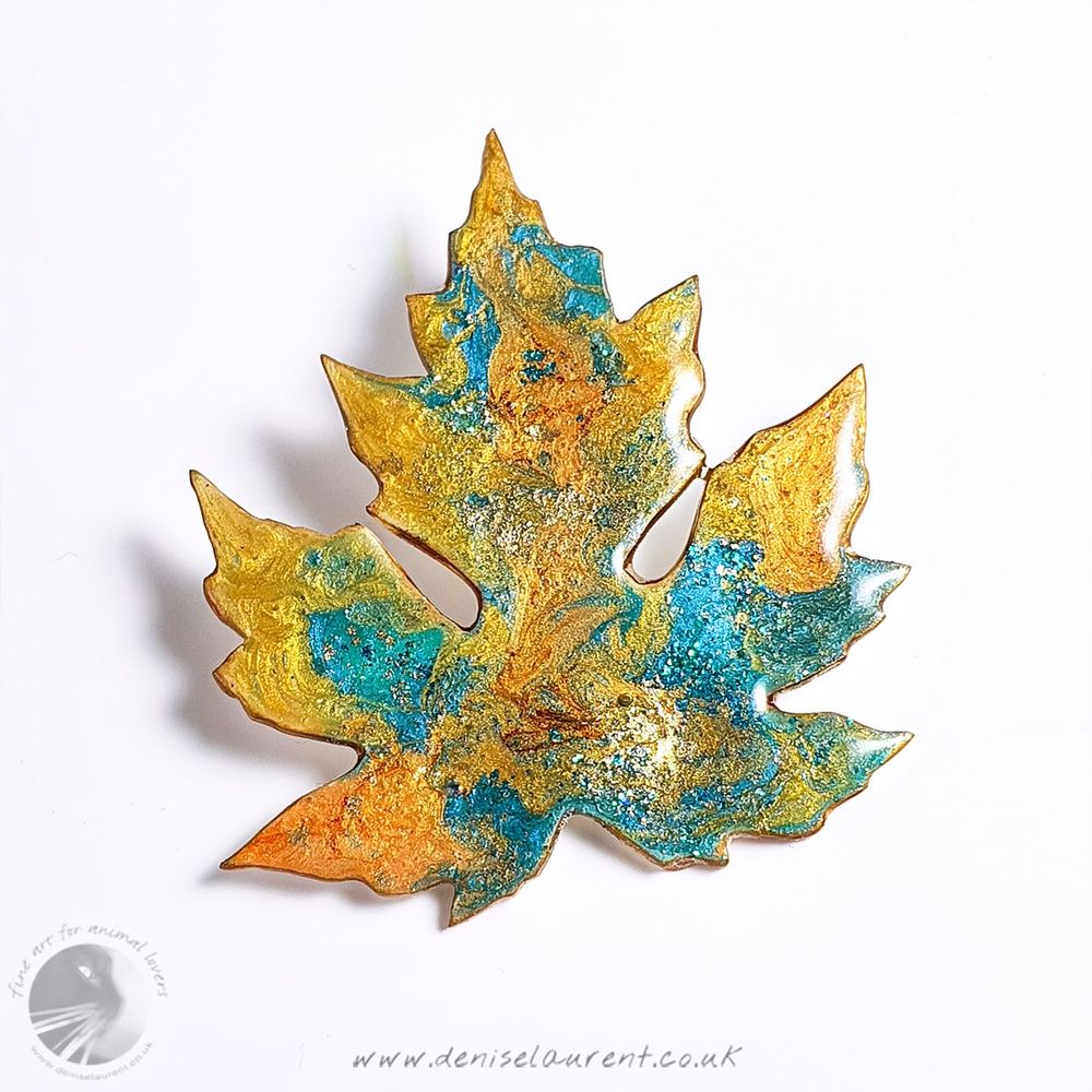 A sliver maple leaf brooch