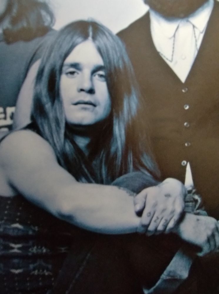 Ozzy Osbourne em foto antiga do Black Sabbath