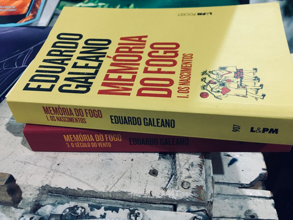 Foto das capas dos livros de Eduardo Galeano, Memórias do fogo. 
