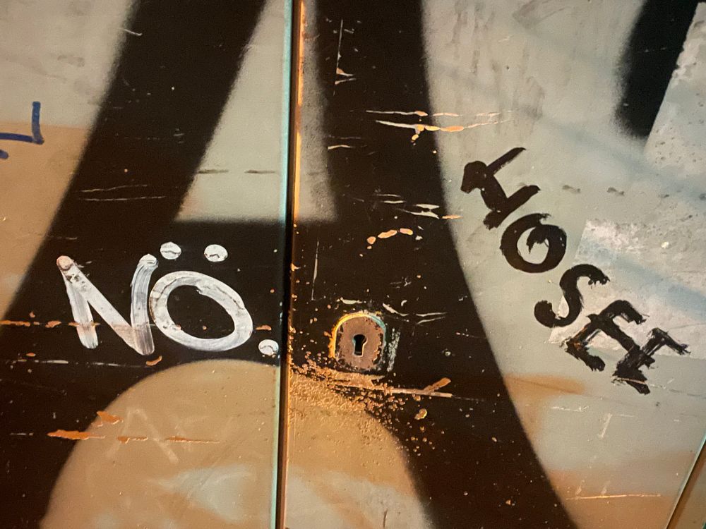 Auf einem Kasten steht nö.