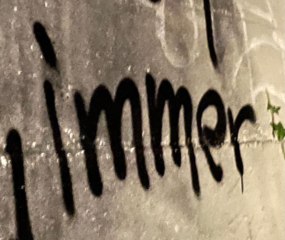 Jemand hat immer an eine Wand geschrieben.