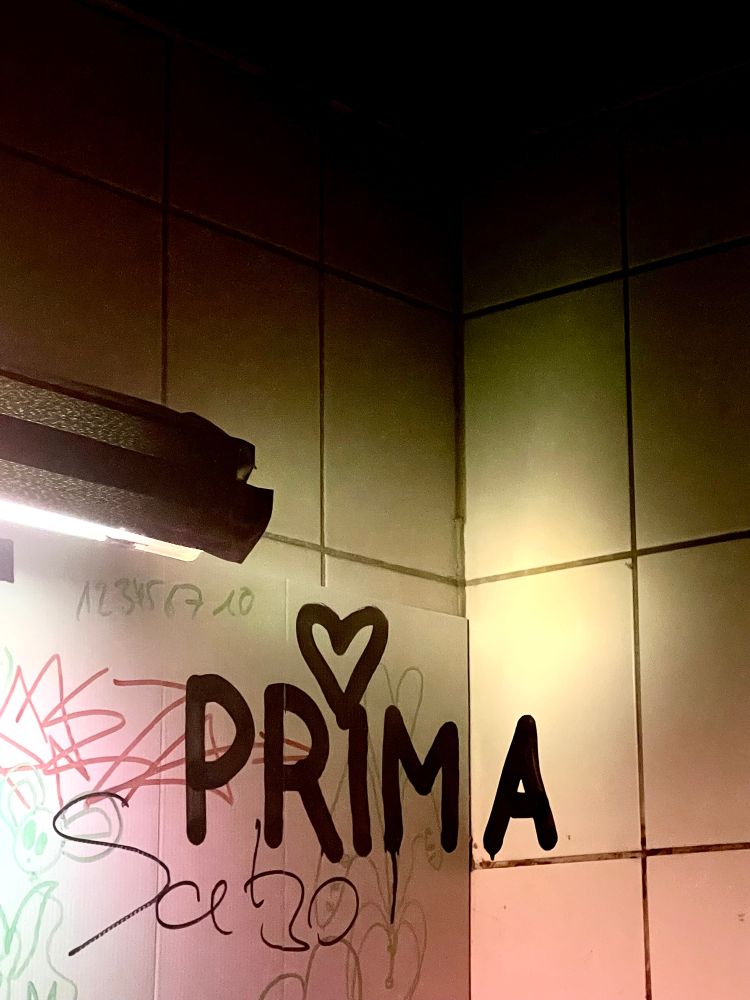 Jemand hat prima auf Wandfliesen geschrieben.