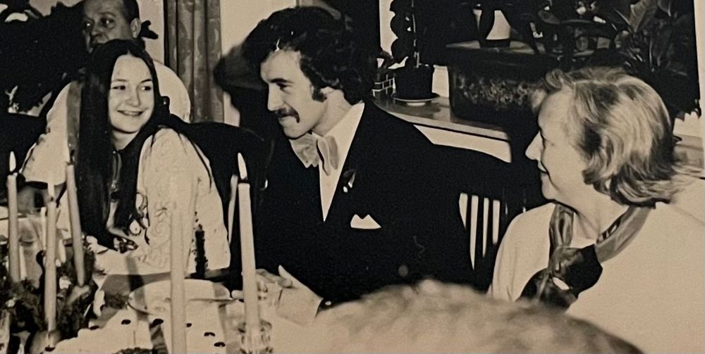 Zwei Frauen schauen sich an + lächeln.