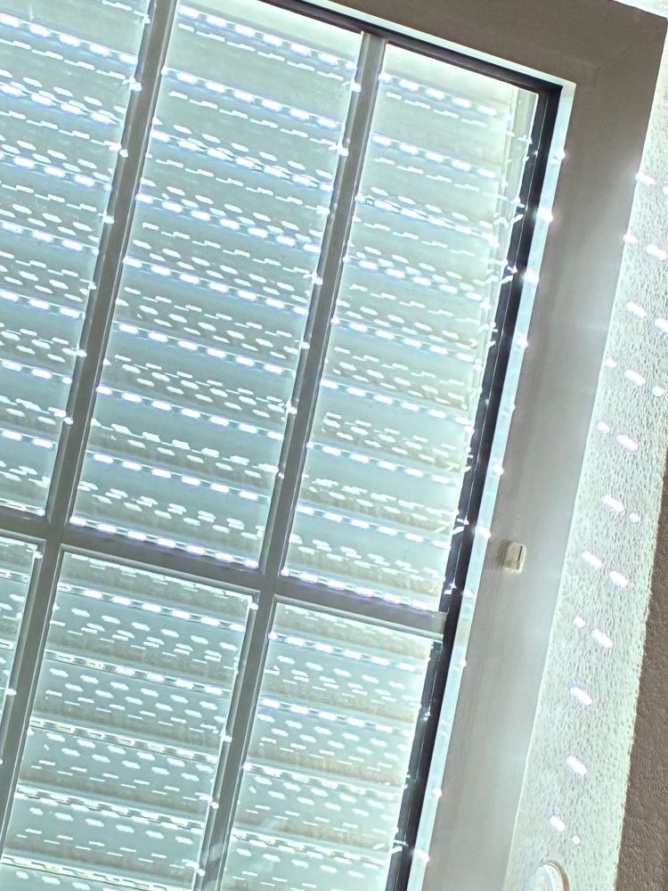 Sonne scheint durch heruntergelassene Jalousie in den Raum