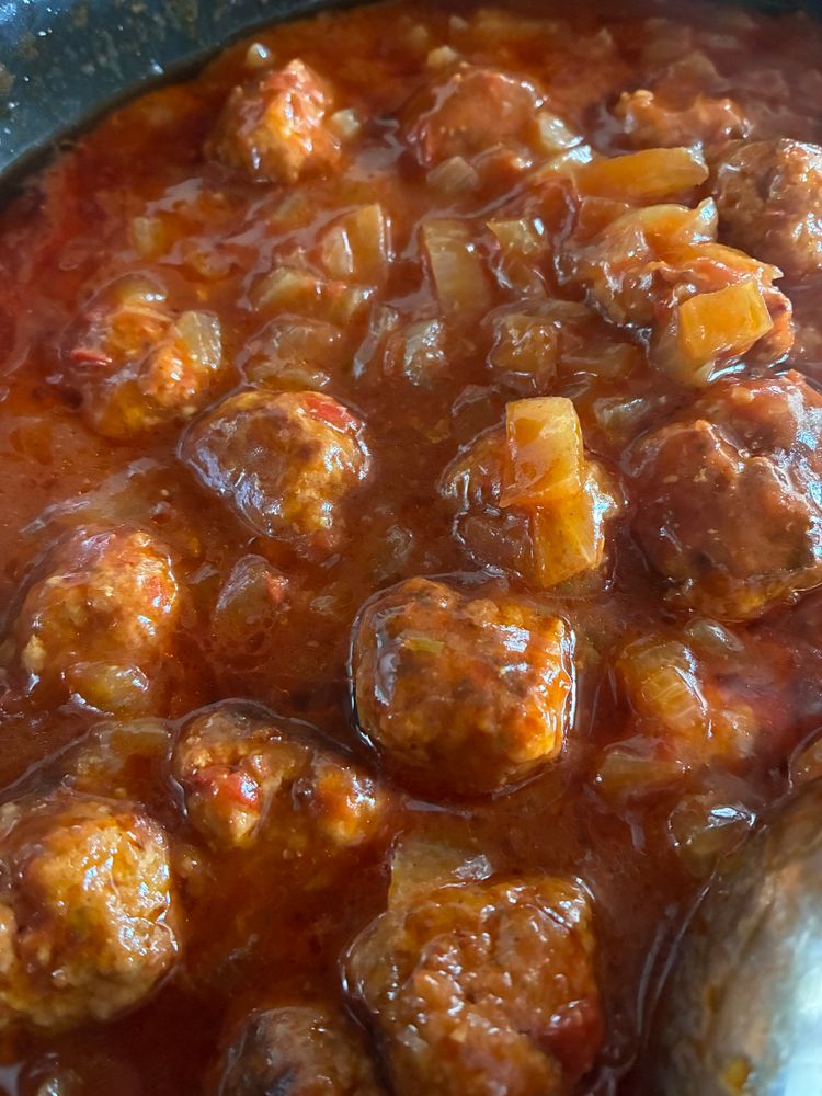 Herzhafte Fleischbällchen in Tonatensoße. In der Pfanne fotografiert.