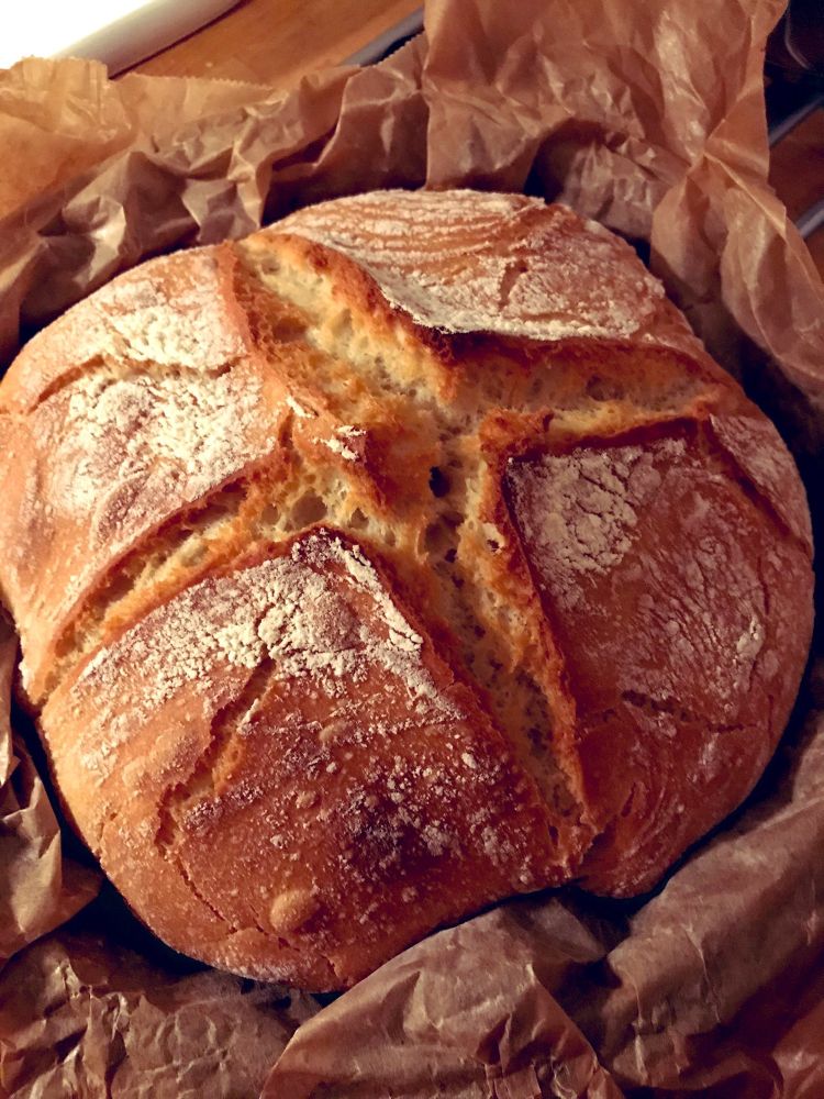 Ein frisch gebackenes Brot wie es aussehen sollte. Schön geformt mit knuspriger Kruste.