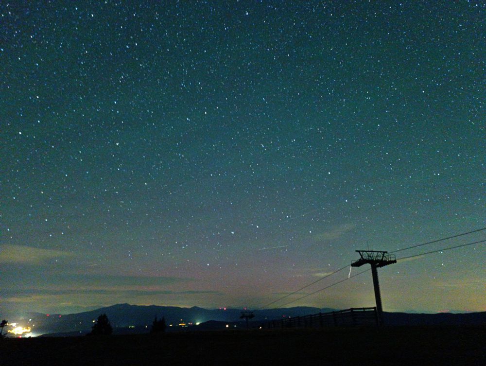 schwache pinke Polarlichter
darüber grüner Airglow