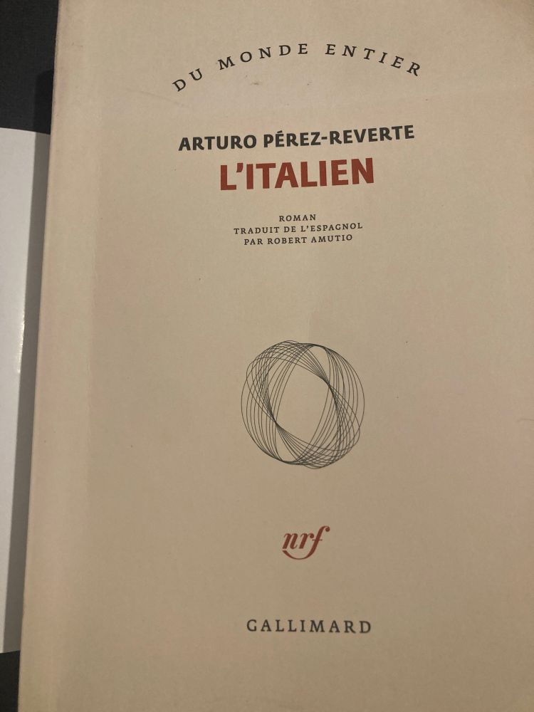 Couverture du roman de Arturo Perez-Reverte, l'Italien, traduit par Robert Amutio, chez Gallimard. Couverture blanche de la collection Du monde entier. 