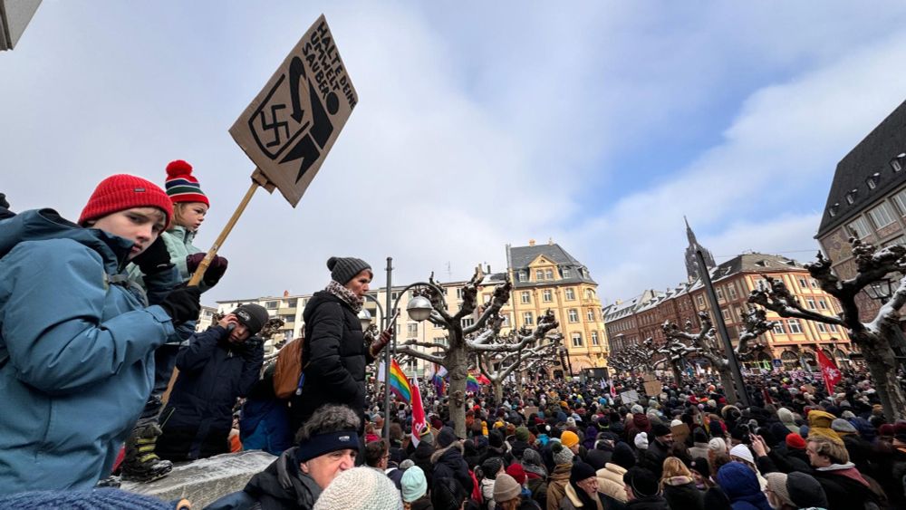 Proteste in mehreren Städten: Frankfurter zeigen Rechtsextremisten die rote Karte