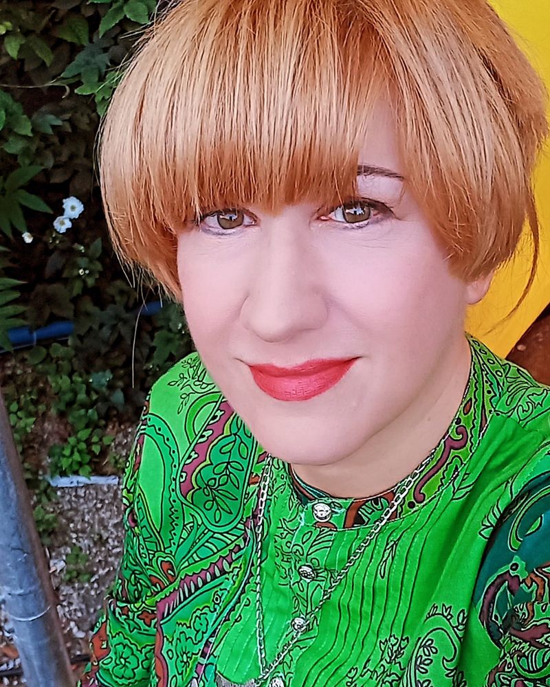 Betty, front woman of Portobello Express, who types here. We are a vintage Psych rock band from Vienna, Austria. No AI, no fake, only old school rock and roll