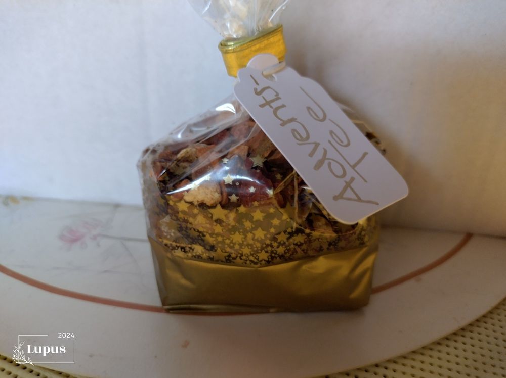 Selbstgemachter Tee, der abgefüllt ist. Auf einem Zettel steht Adventstee. 