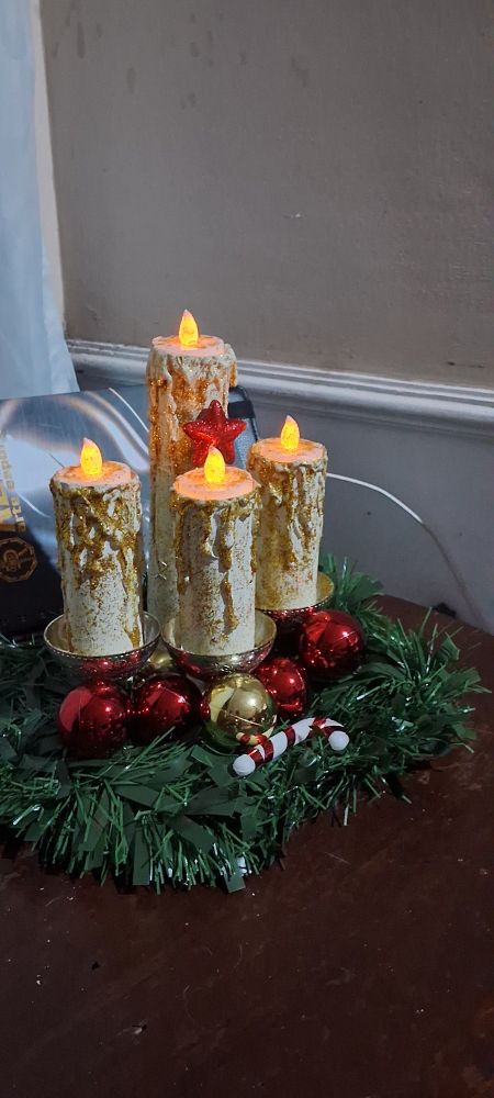 Arranjo de natal de velas com uma estrela vermelha