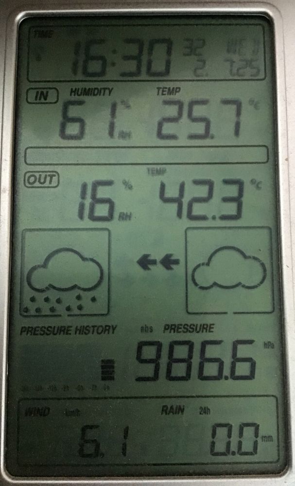 Ein Bild von der digitalen Wetterstation mit einer angezeigten Außentemperatur von 42,3 Grad Celsius. Der Temperaturfühler ist im Außenbereich jetzt leider der Sonne komplett ausgesetzt hat aber einen Sonnenschutz eine Kappe als Abschirmung. Das zweite Bild zeigt im Schatten 38,1 Grad an. 