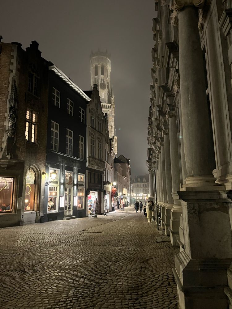 Bruges at night where is it cold and lovely 