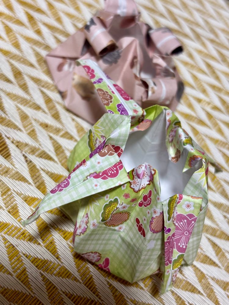 折り紙で作った複雑な入れ物(すごい)