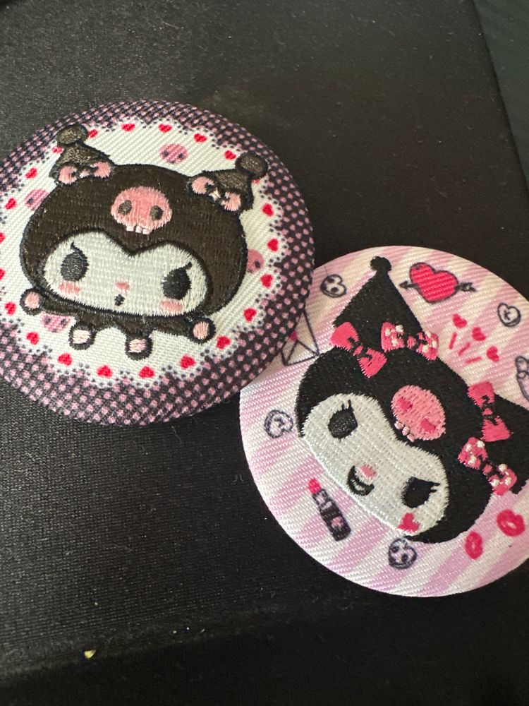クロミちゃんの缶バッジ。表面が刺繍のようになっている