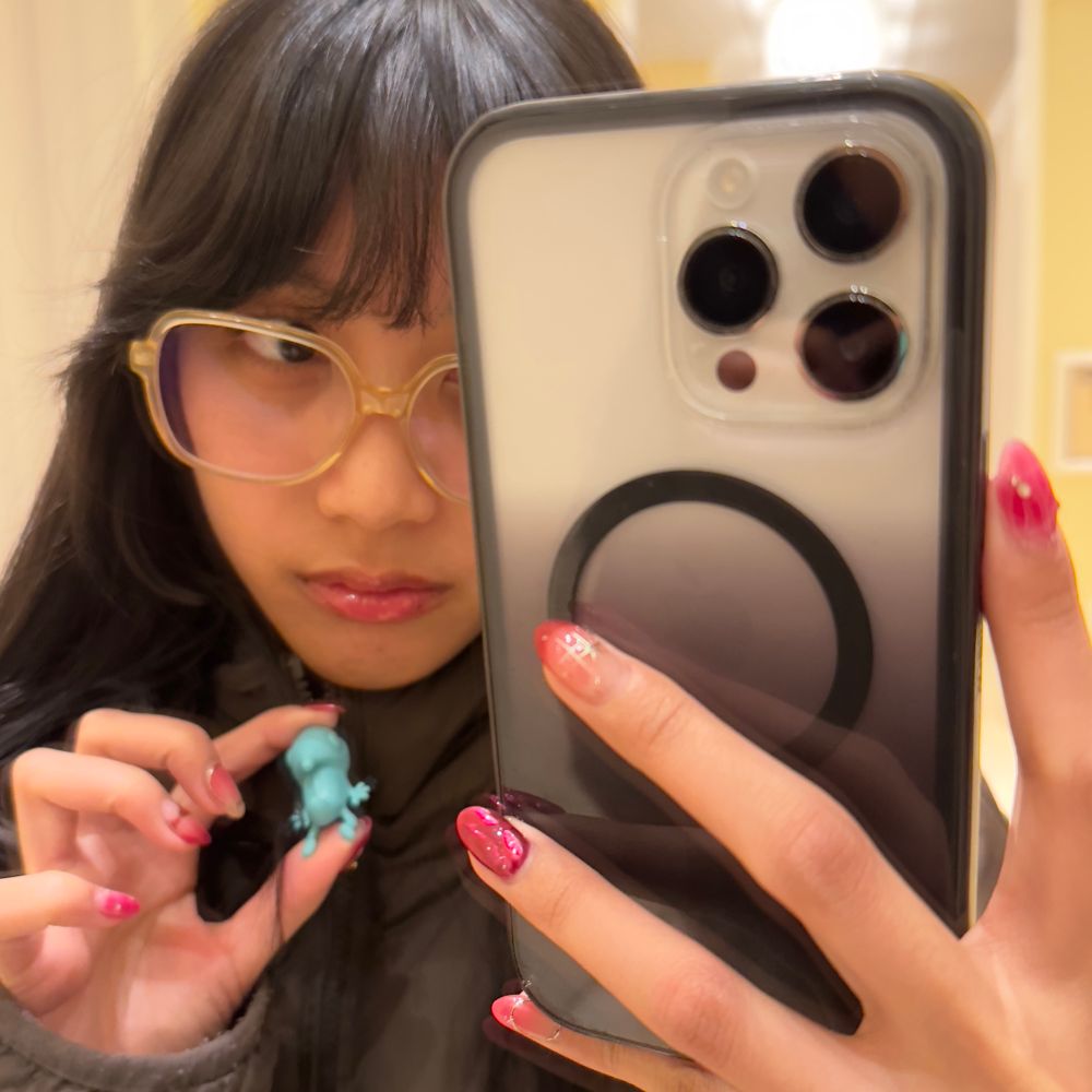 mirror selfie but the phone is too close and i am also holding the gecko zipper attached to my jacket