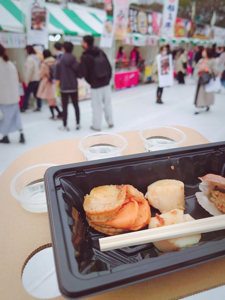 日本酒の利き酒とホタテです。