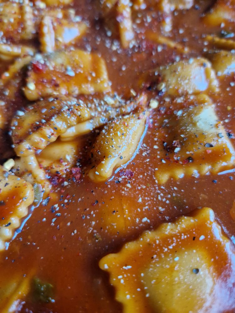 Raviolis diavoli mit schwarzen Pfeffer,  chili-flocken und knoblauch 