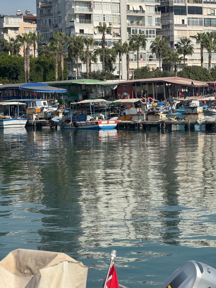 deniz ve üzerinde küçük balıkçı tekneleri