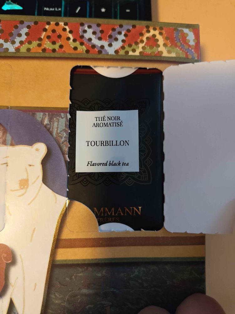 Case n°10 du calendrier de l'avent ouverte sur le sachet de thé "TOURBILLON", un thé noir aromatisé.