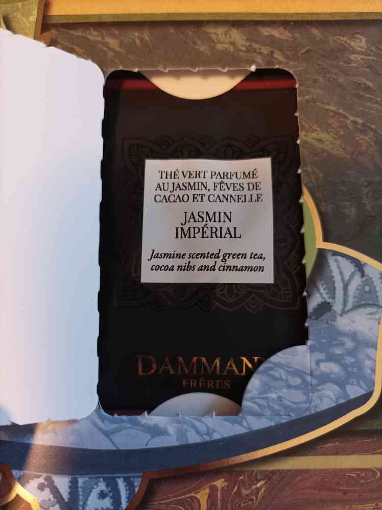 Case n°7 du calendrier de l'avent ouverte sur le sachet de thé "JASMIN IMPÉRIAL", un thé vert parfumé au jasmin, fèves de cacao et cannelle.