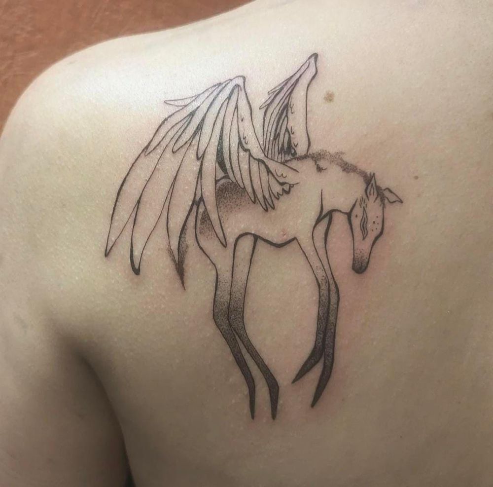 Tatouage fraîchement réalisé représentant un cheval ailé étrange : il a de grandes ailes et des pattes très longues, comme des pattes d'insecte.

Tatoueuse : melusine.sk (Instagram)