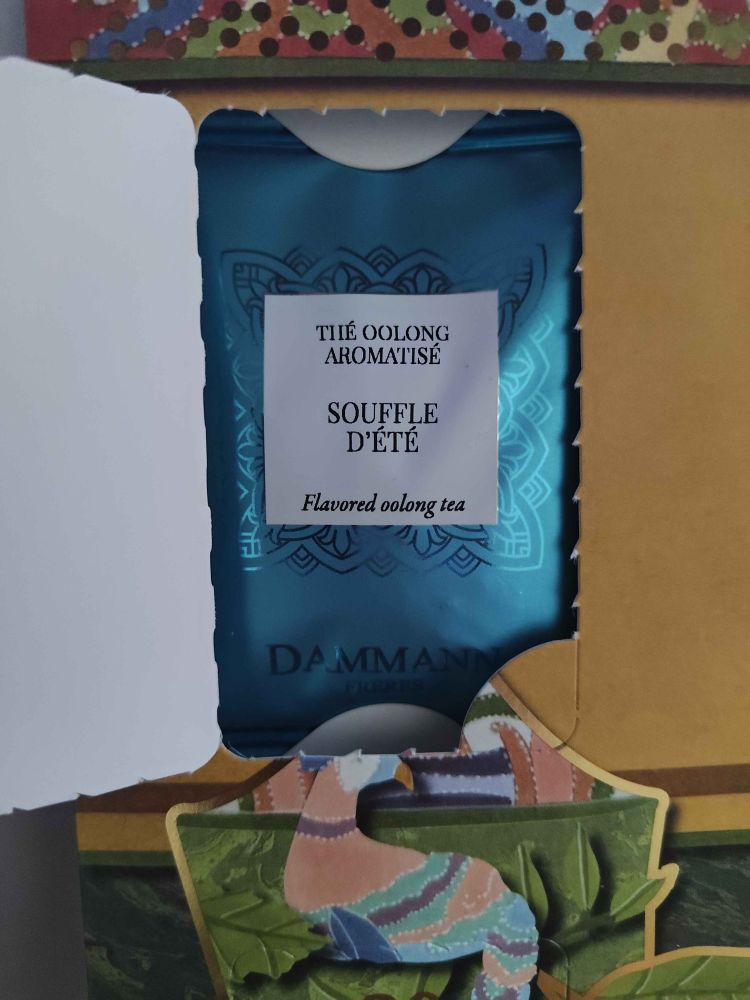 Case n°12 du calendrier de l'avent ouverte sur le sachet de thé "SOUFFLE D'ÉTÉ", un thé oolong aromatisé.