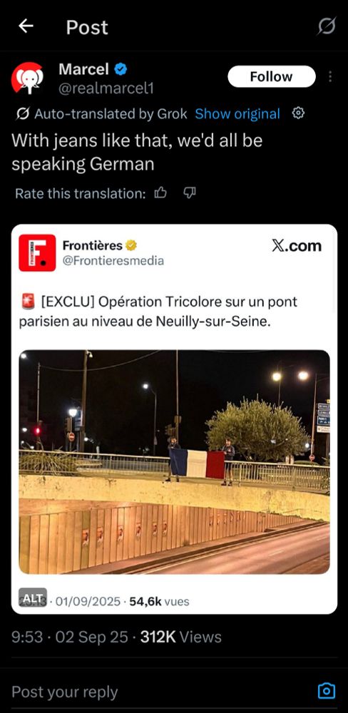 Traduction automatique du Twitte de Marcel "Avec des Jean Moulin comme ça, on parlerait tous allemand" par Grok, traduction qui donne "With jeans like that, we'd all be speaking German".
Le Twitte initial commentait un article du média d’extrême droite Frontières titrant "[Exclu] Opération Tricolore sur un pont parisien au niveau de Neuilly-sur-Seine" avec une illustration d’un drapeau français déployé par deux personnes, de nuit, sur un pont au-dessus du périphérique parisien.