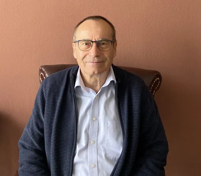 Le Pr Pierre Gibelin, cardiologue au CHU de Nice, fait des recherches sur la pollution de l'air et son impact sur la santé, données AtmoSud à l'appui. 