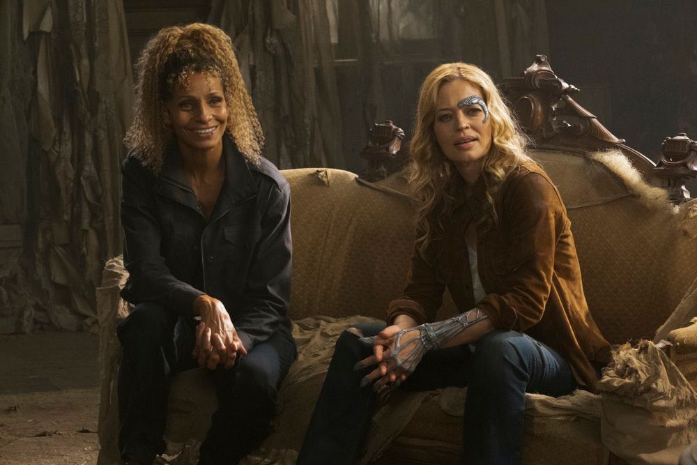 Raffi and Seven, from Picard Season 2, sitting casual on a couch together