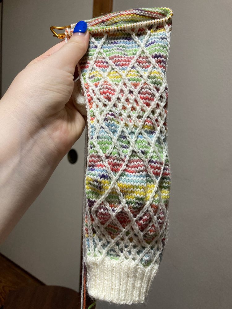白と虹色柄の靴下、途中まで完成