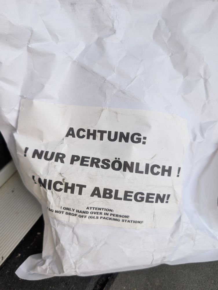 Päckchen liegt vor meiner Haustür. In Schriftgröße 300 ist fett darauf gedruckt: Achtung: !NUR PERSÖNLICH! !NICHT ABLEGEN!