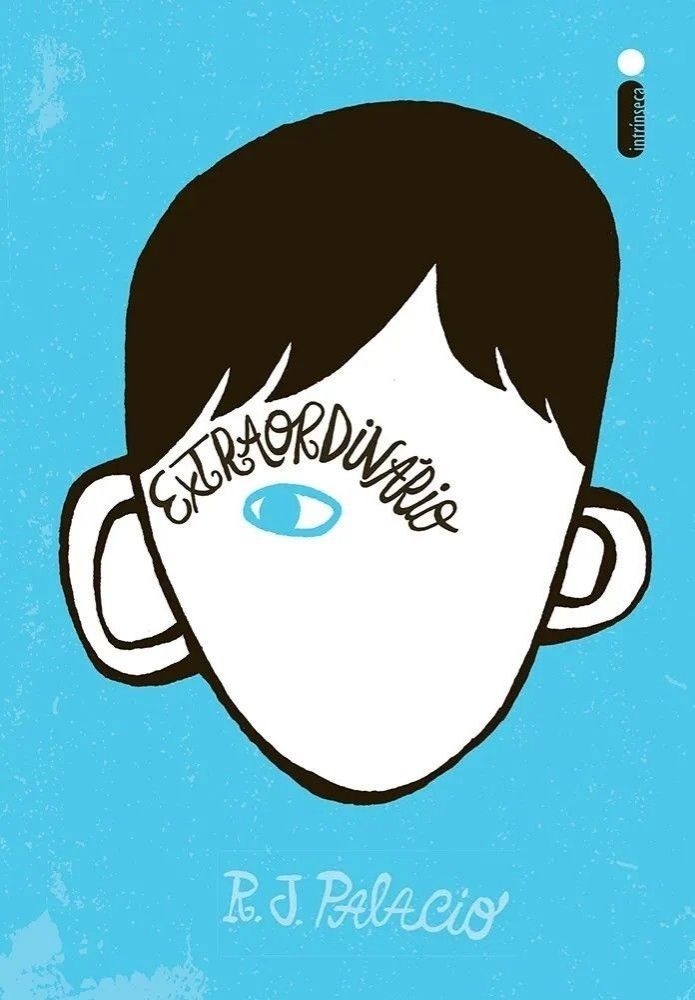 Capa do livro Extraordinário, por R. J. Palacio. Na capa, ao centro, tem o desenho do rosto de uma criança em preto e branco,com apenas um olho, azul. A palavra Extraordinário forma a sobrancelha. Ao fundo a capa azul. Logo abaixo do desenho, o nome da escritura em tom azul claro. No canto superior direito está o logo da editora, Intrínseca.