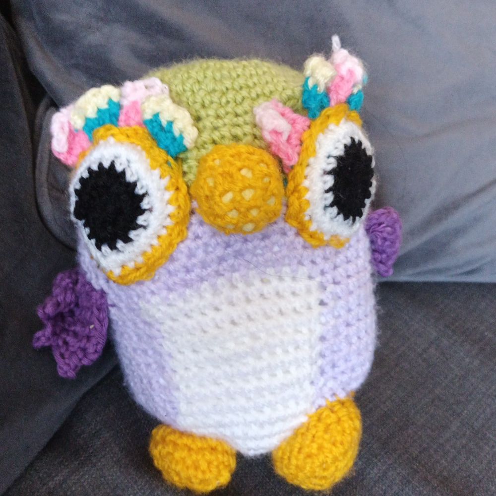 A crochet owl/furby hybrid called Chattermax from the cartoon, "Bluey"