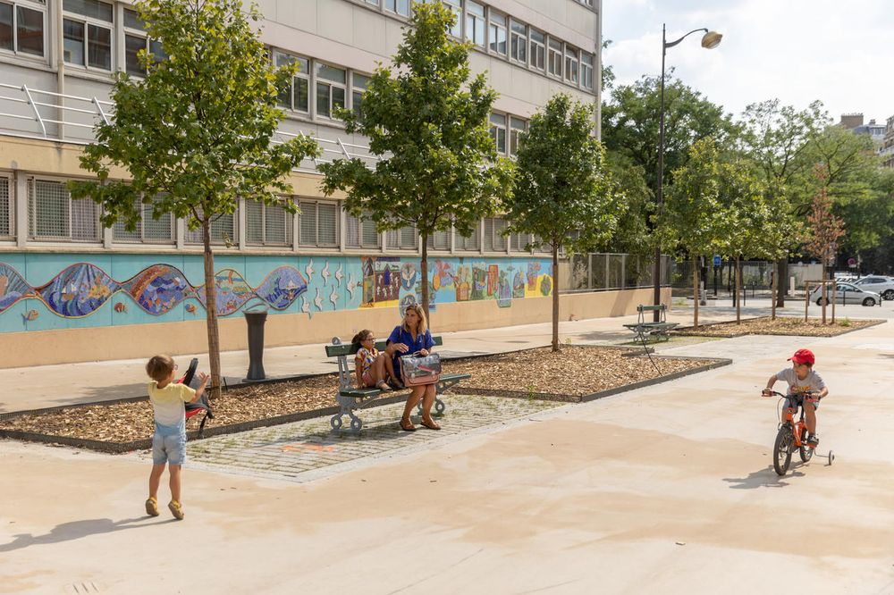 Enfant jouant dans la rue 