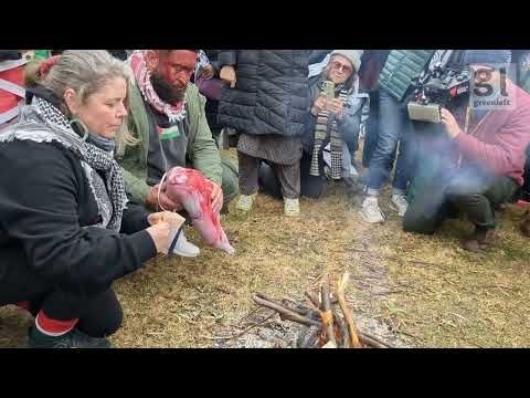 Woman burns Israeli passport as David Rovics and Kamala Emanuel sing about Israeli genocide