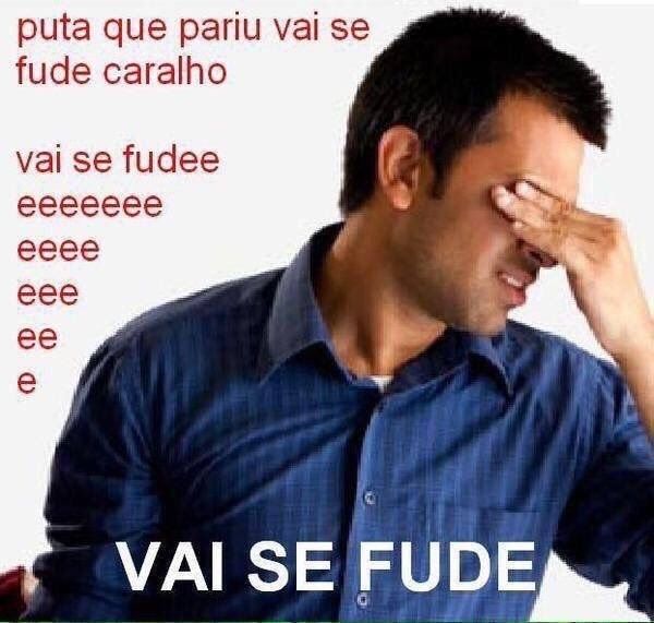 Imagem com fundo branco, e um homem branco com camisa social azul marinho. O homem está com a mão esquerda nos olhos e rosto contraído, contrariado. Na parte superior esquerda aparece o texto "puta que pariu vai se/ fude caralho/ vai se fudee/ eeeeeee/ eeee/ eee/ ee/ e". Centralizado na parte inferior da imagem, em cima da foto do homem, a frase "VAI SE FUDE"