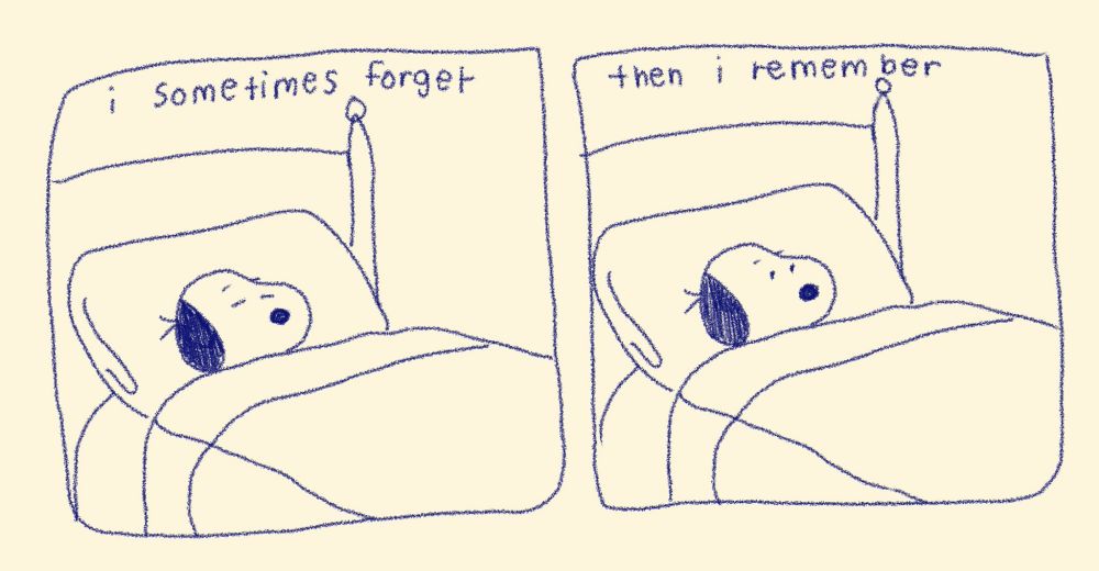 Tirinha de 2 quadrinhos do snoopy deitado em uma cama. No primeiro quadro tem a frase "I sometimes forget" e o snoopy está de olhos fechados. No segundo, a frase "then i remember", e o snoopy de olhos abertos.