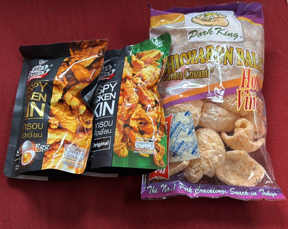 左から、鶏皮チップスオリジナル、鶏皮チップスソルトエッグ、チチャロン バラット（豚皮唐揚げ）