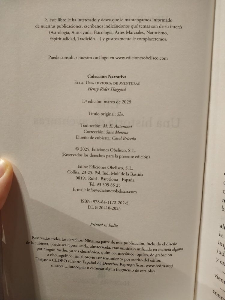 Página donde aparecen todos los datos postales de la editorial, su traductor, correctora, la «diseñadora de la cubierta», y justo debajo de «Impreso en India» se lee lo siguiente:
«Todos los derechos reservados. Ninguna parte de esta publicación, incluido el diseño de la cubierta, puede ser reproducida, almacenada, transmitida o utilizada de manera alguna por ningún medio, ya sea electrónico, químico, mecánico, óptico, de grabación o electrográfico, sin el previo consentimiento por escrito del editor.»