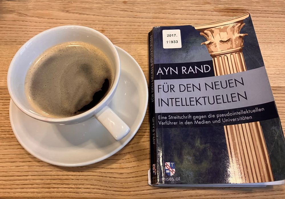 Kaffeetasse und Buch von Ayn Rand