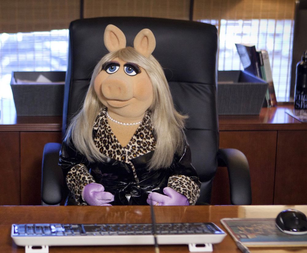 Miss Piggy in Kostüm am Schreibtisch, very bossy 