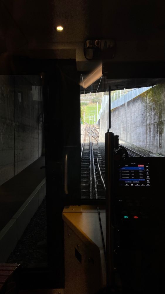 Zahnradbahn, Stationsausfahrt. 