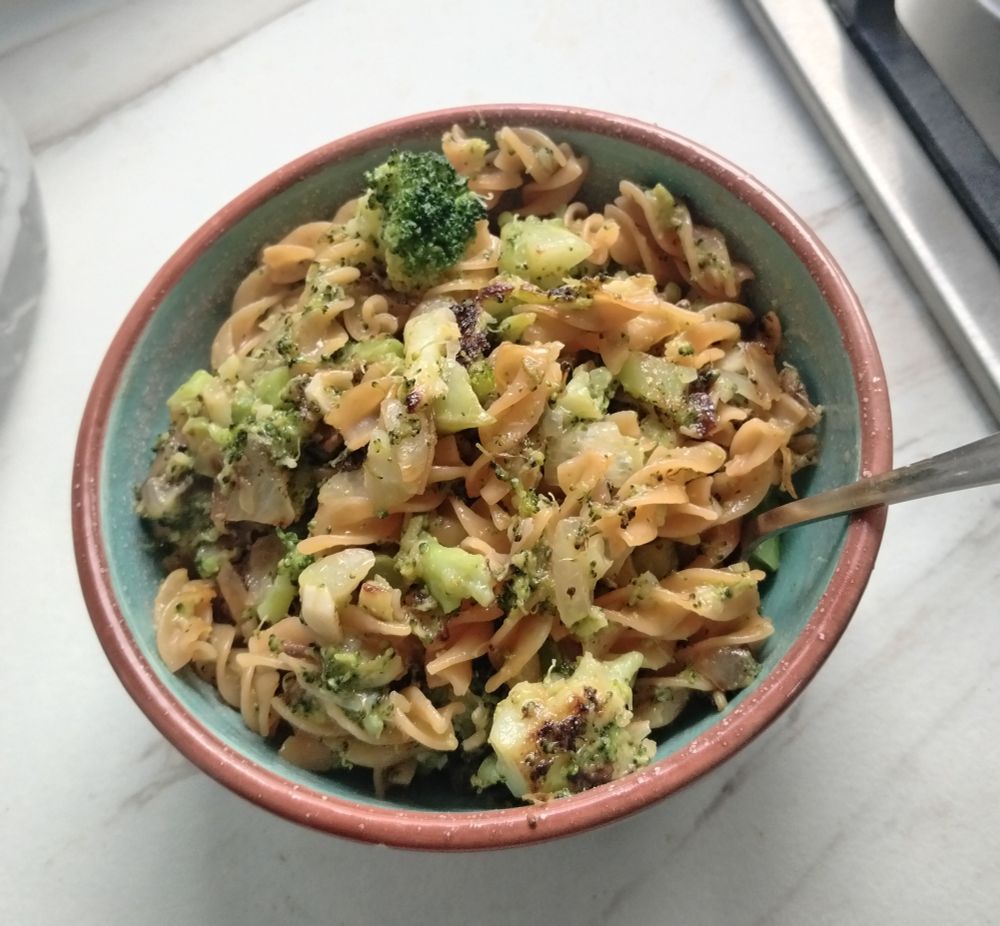 Un bol de cerámica de La Rambla lleno de pasta con brócoli. Se supone que la pasta con brócoli es una salsa, pero a mí batir verdura me parece de cobardes.