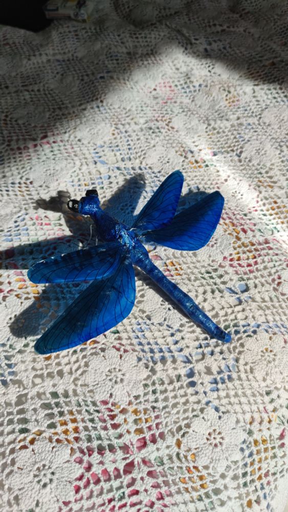 Sculpture en papier mâché d'une libellule bleu 