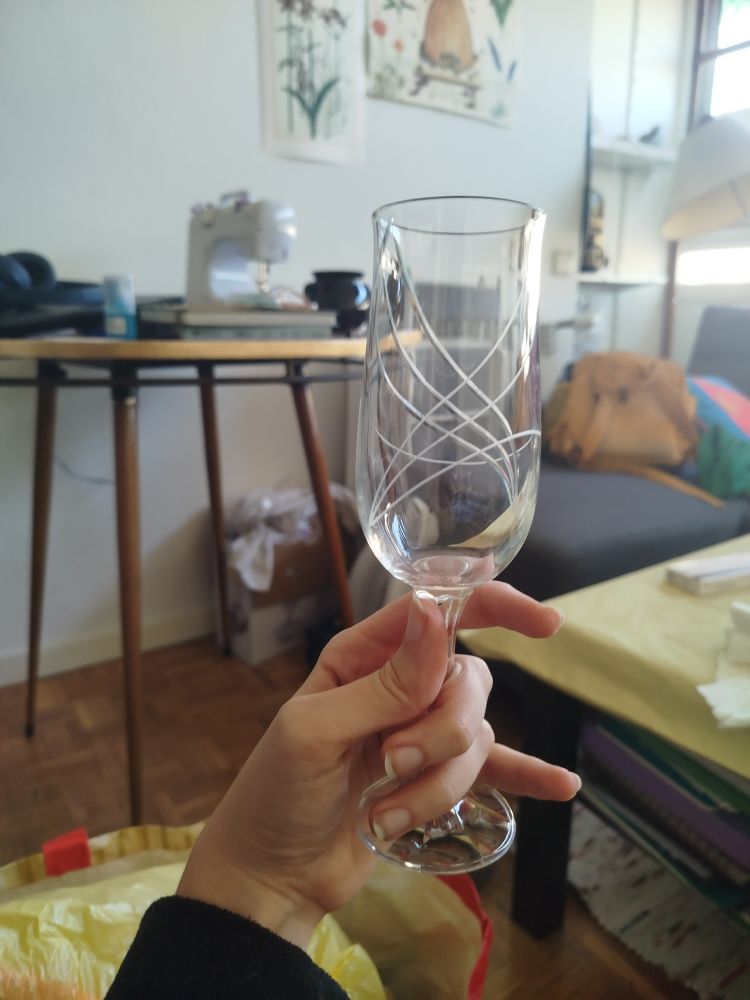 Es una copa de champán con unas líneas curvas grabadas.