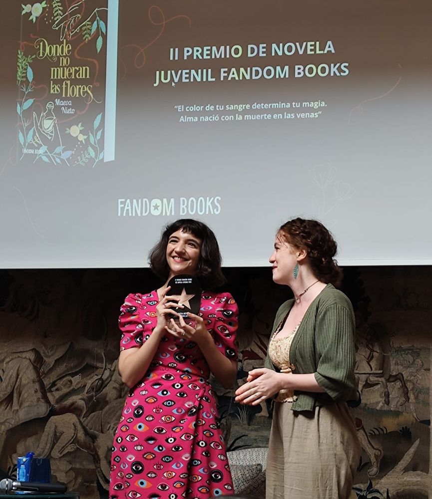 Soy yo junto a Marta, la editoria de Fandom, con el premio en la mano