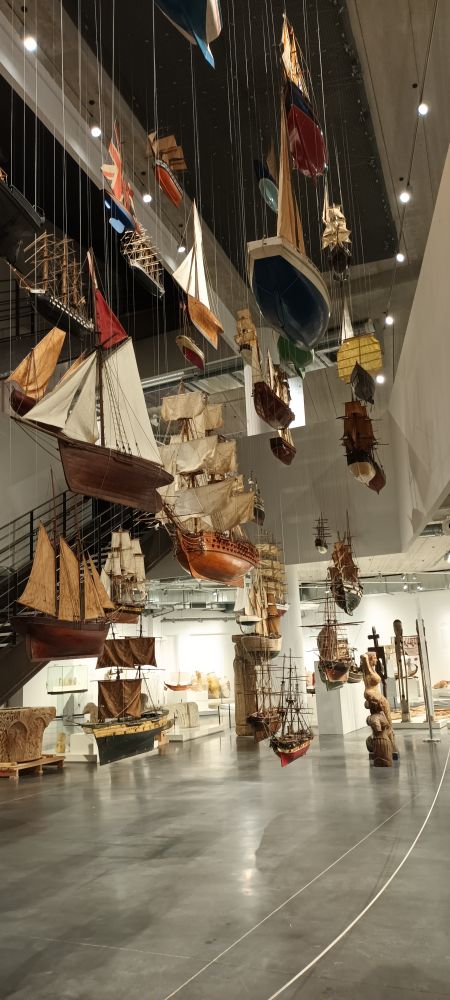 Les maquettes ex voto suspendues dans la nef du musée